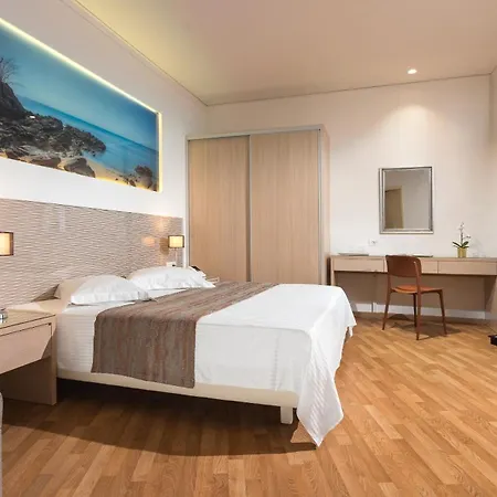 Готель Alexandra Hotel&apartments 4*