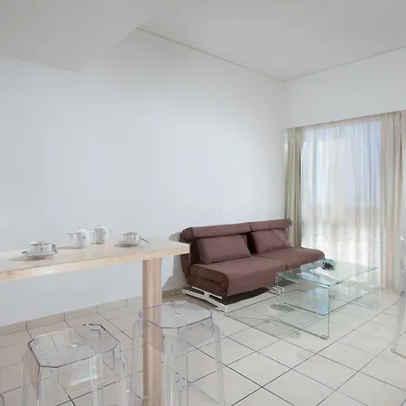 Alexandra Hotel&apartments מלון 4*