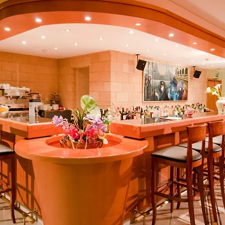 Alexandra Hotel&apartments Отель