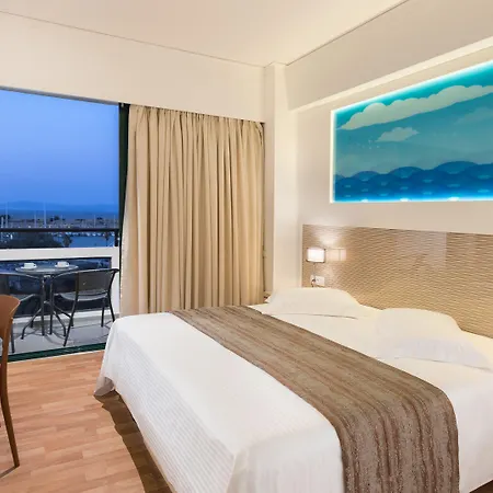 Готель Alexandra Hotel&apartments