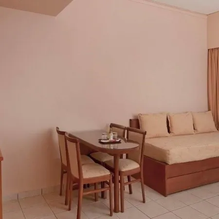 Alexandra Hotel&apartments מלון