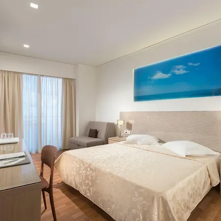 Alexandra Hotel&apartments מלון